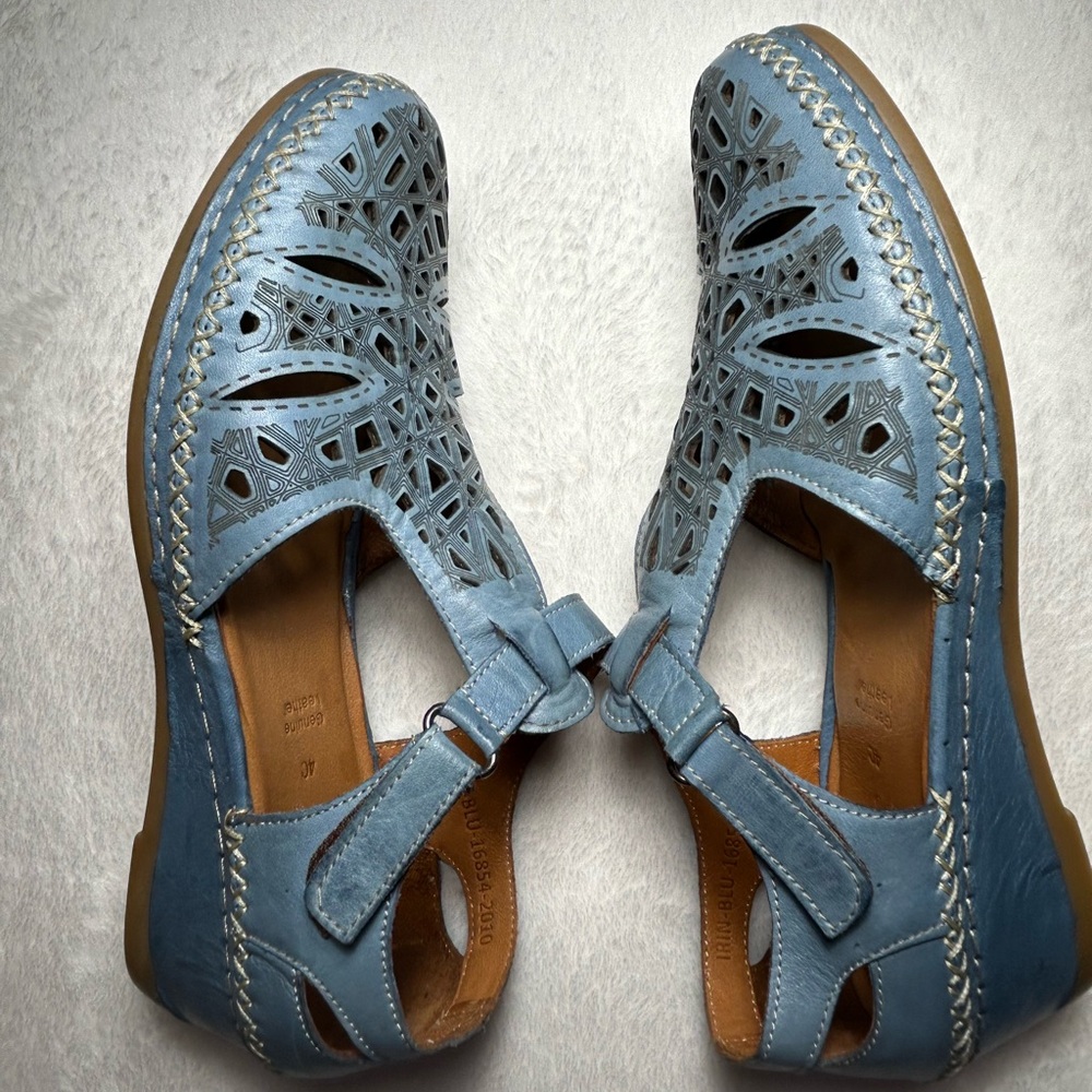 Spring Step IRIN Blue Leather Etched Design T-Strap Sandals with 2” Heel Size 9 - Picture 4 of 12
